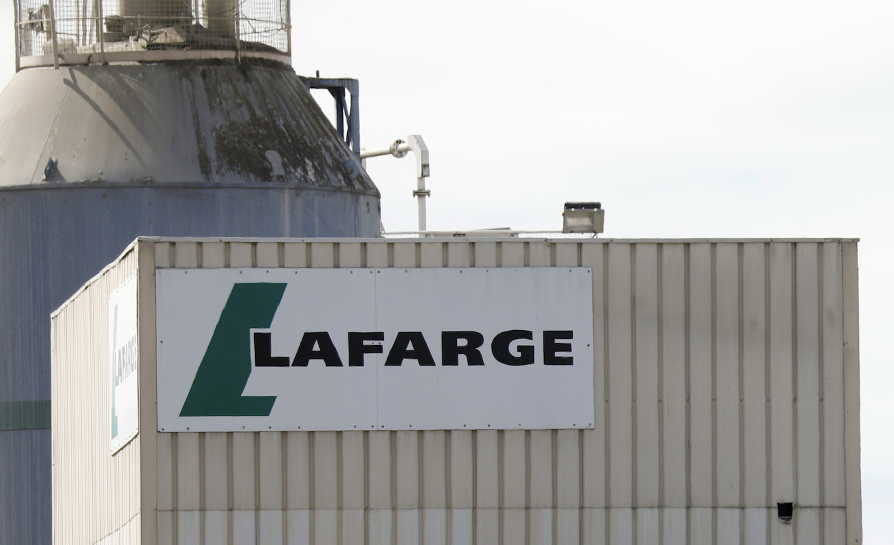 Lafarge döms för terrorfinansiering i Syrien – nytt rättsfall skärper företags ansvar i riskzoner och påverkar hållbart byggande globalt.