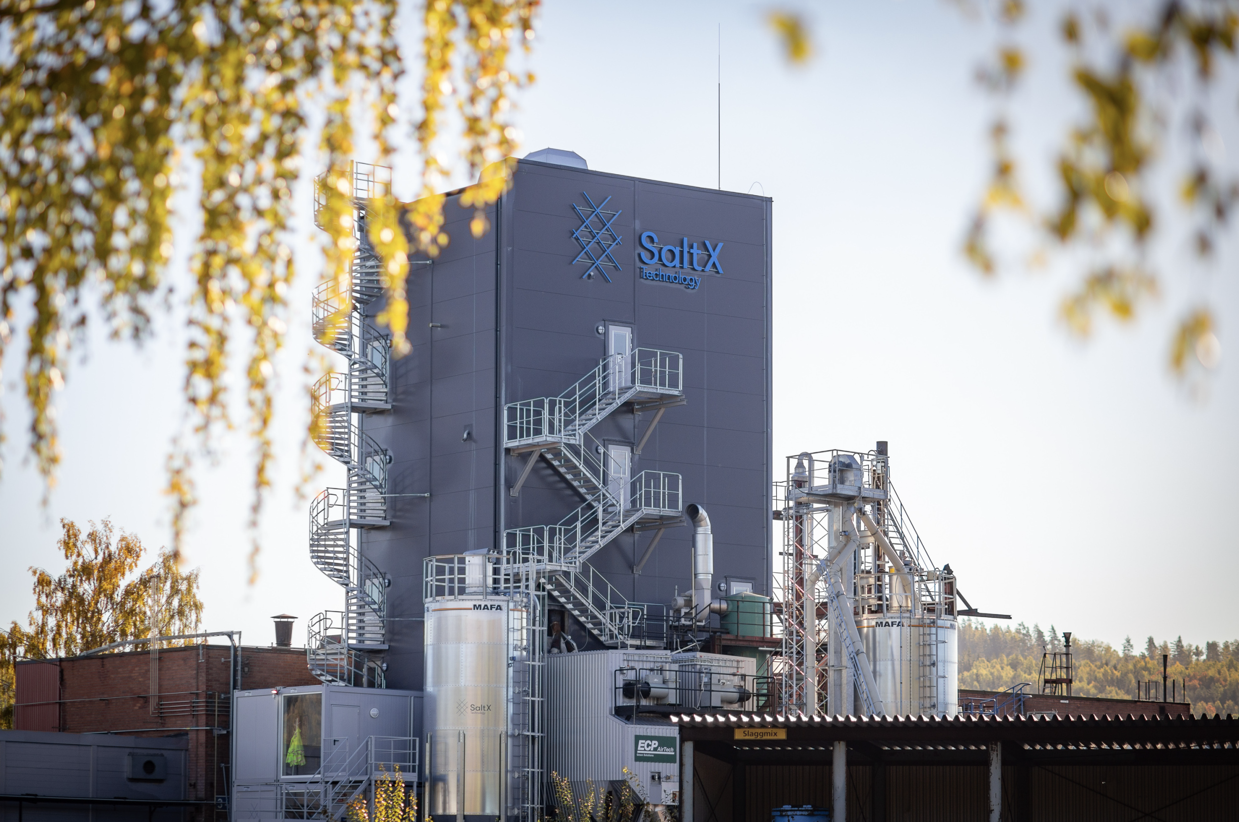 Elektrifierad cementtillverkning testas i industriell skala – nytt steg för hållbart byggande, innovation och minskade utsläpp.