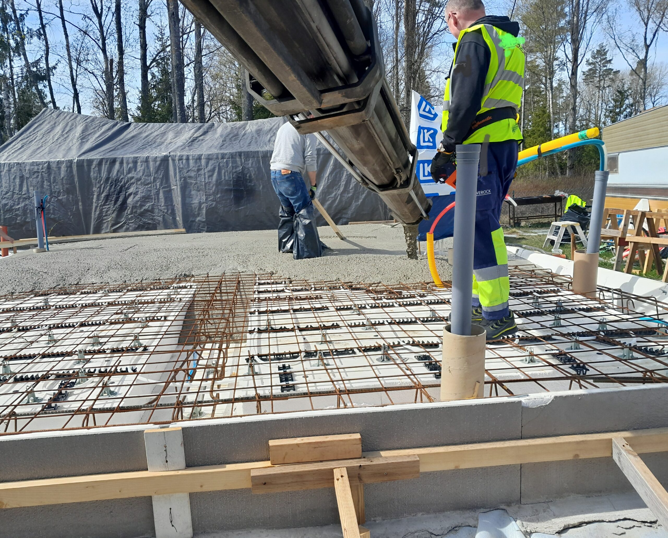 Betonggjutning på landet visar hur yrkesskicklighet, arbetsmiljö och byggkultur påverkar hållbart och lönsamt byggande.