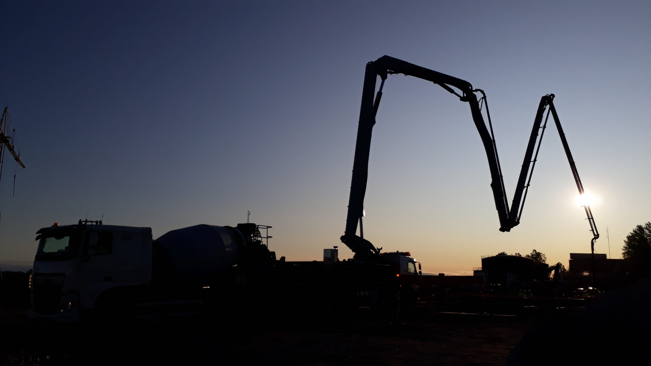 Betongleverans till reningsverk och bergtunnel visar hur planering, hållbarhet och effektivitet påverkar lönsam bygglogistik.
