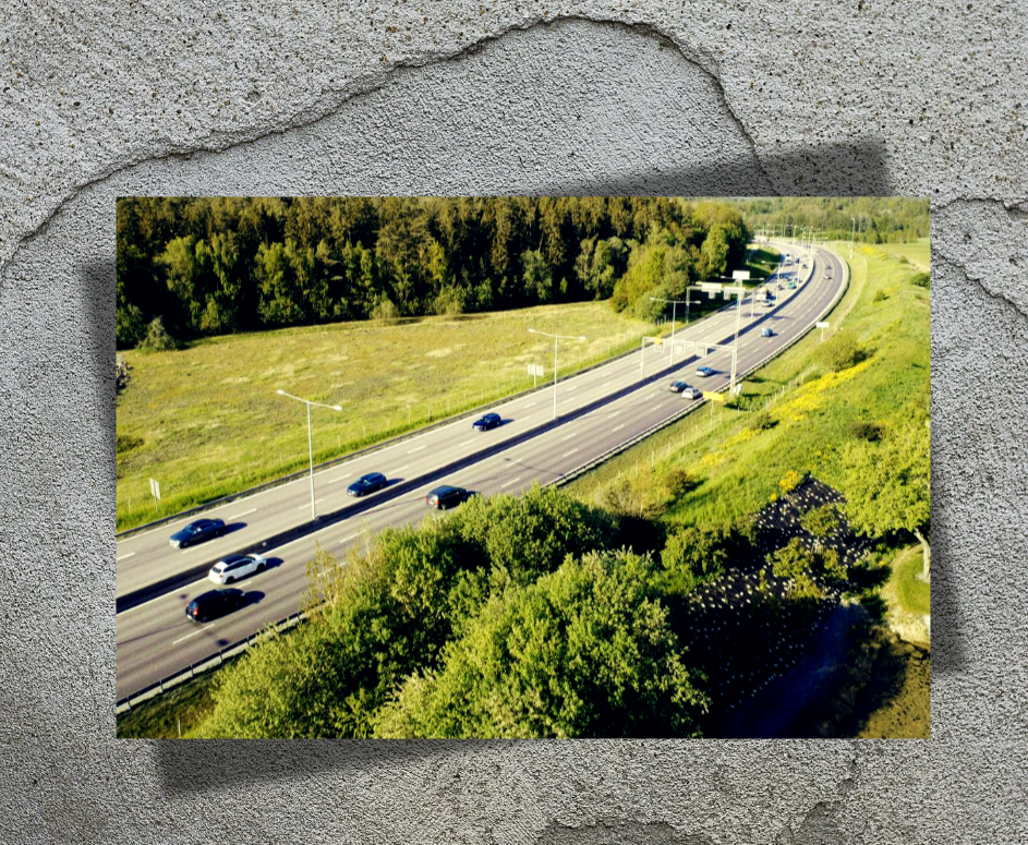 Infrastrukturen – hyllad, kritiserad och högaktuell inför valet i höst.(Foto: Transportföretagen/bildkollage Canva)