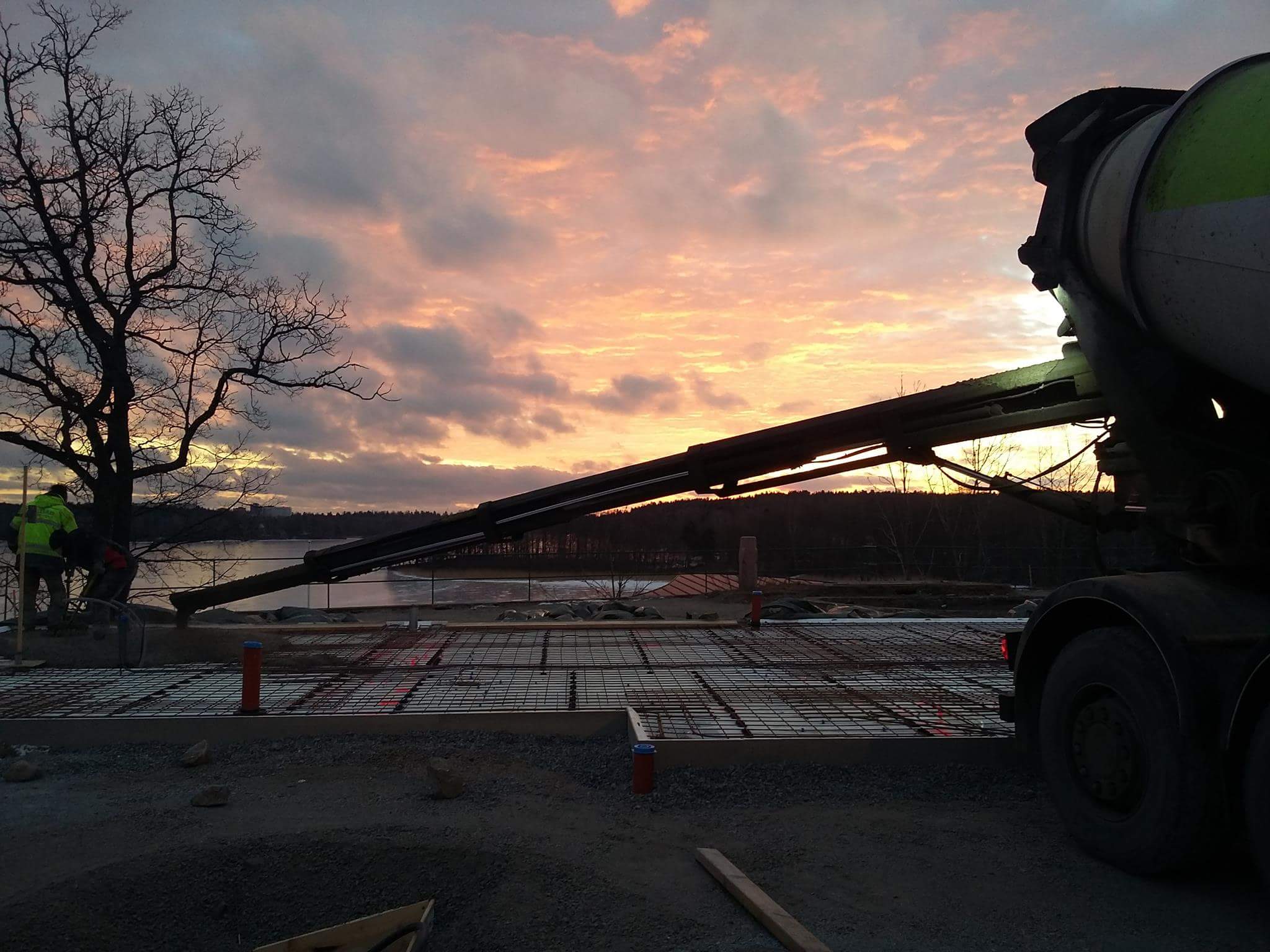 Språkbarriärer på byggarbetsplatser skapar risker vid betonglossning och påverkar säkerhet, effektivitet och lönsamhet.