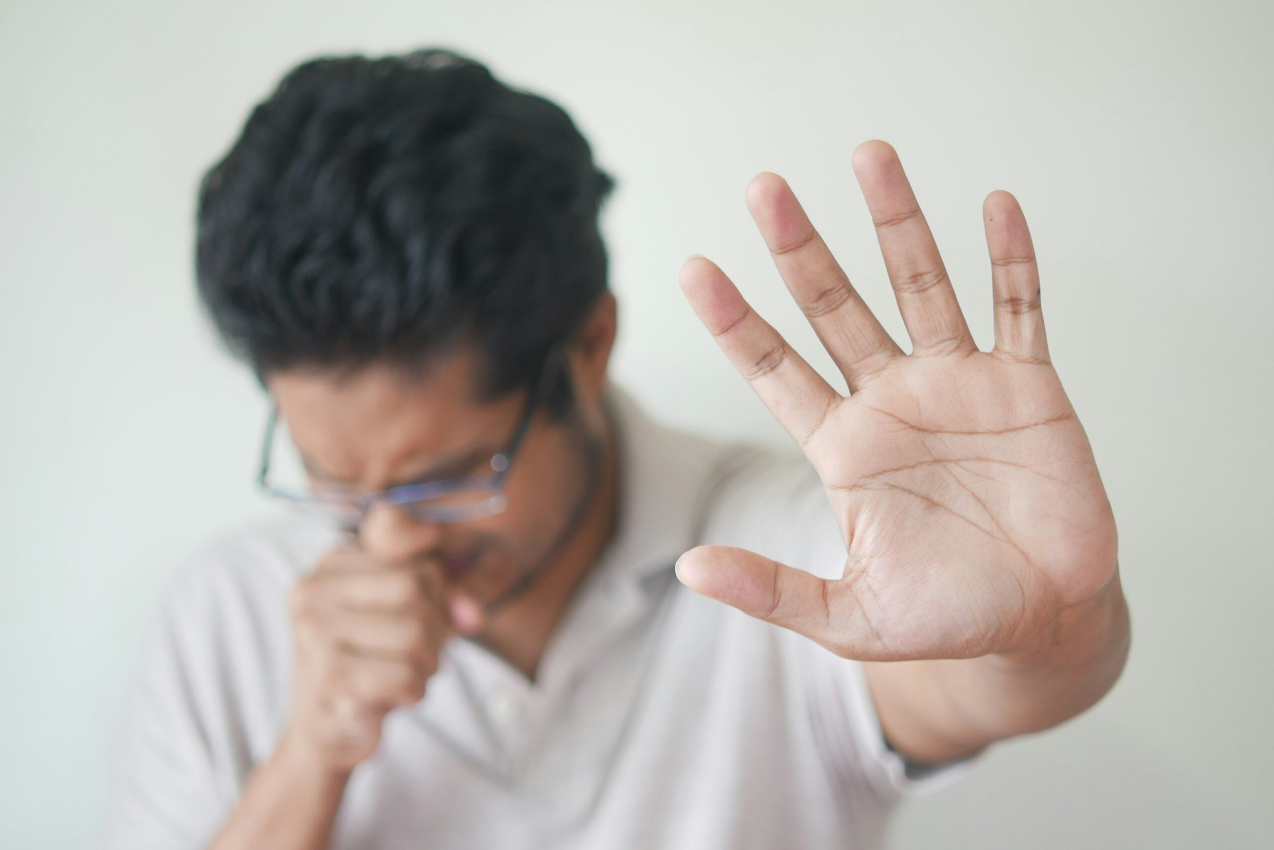 Ingen ska behöva straffas ekonomiskt för att bli sjuk. Ändå splittrar frågan om karensavdraget alltjämt byggbranschen. (Foto: Unsplash)