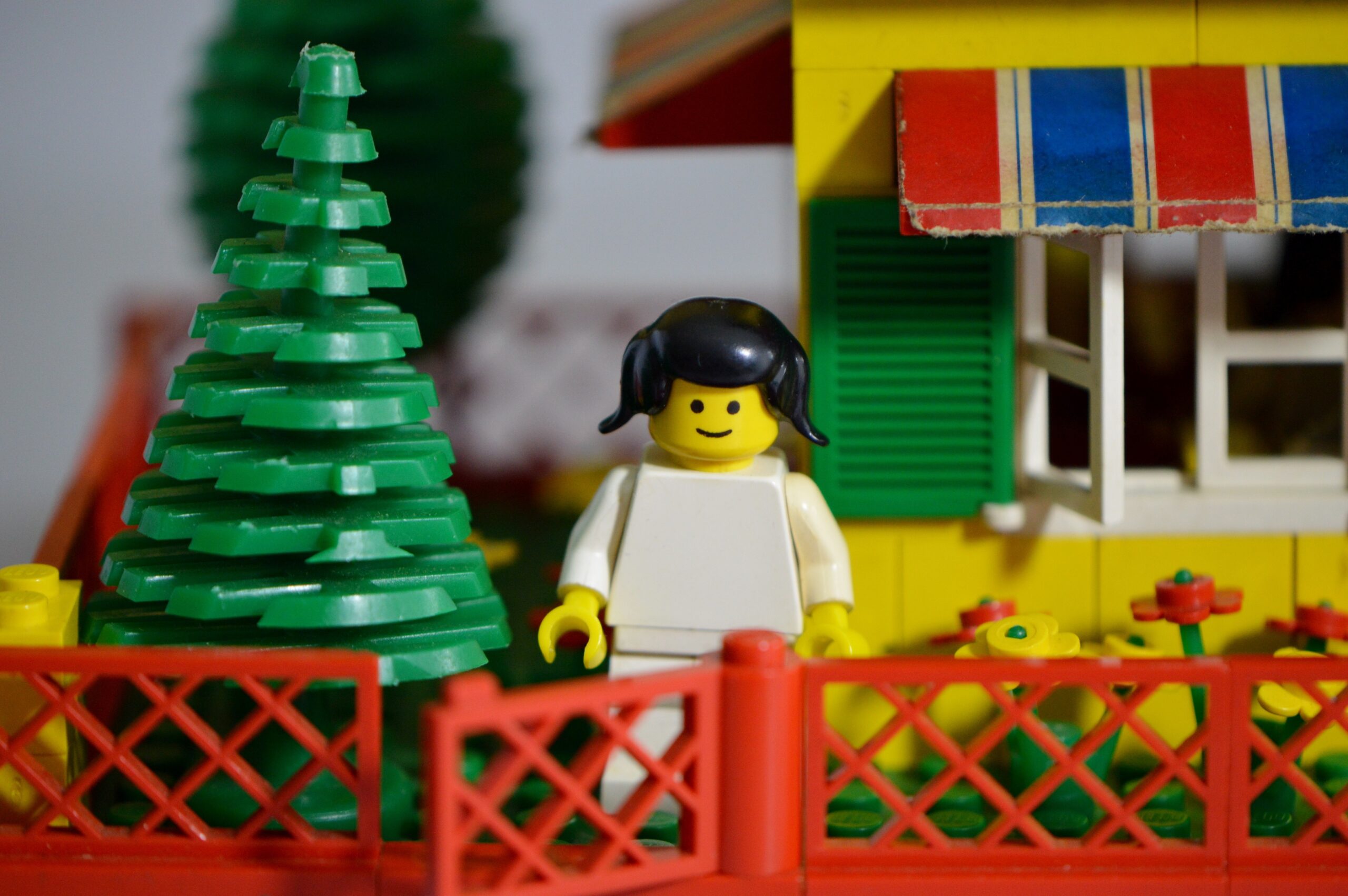 Bostadsbrist och karensavdrag ger knappast upphov till glädjerus. Precis därför behöver vi prata om det. (Foto: Pixabay)