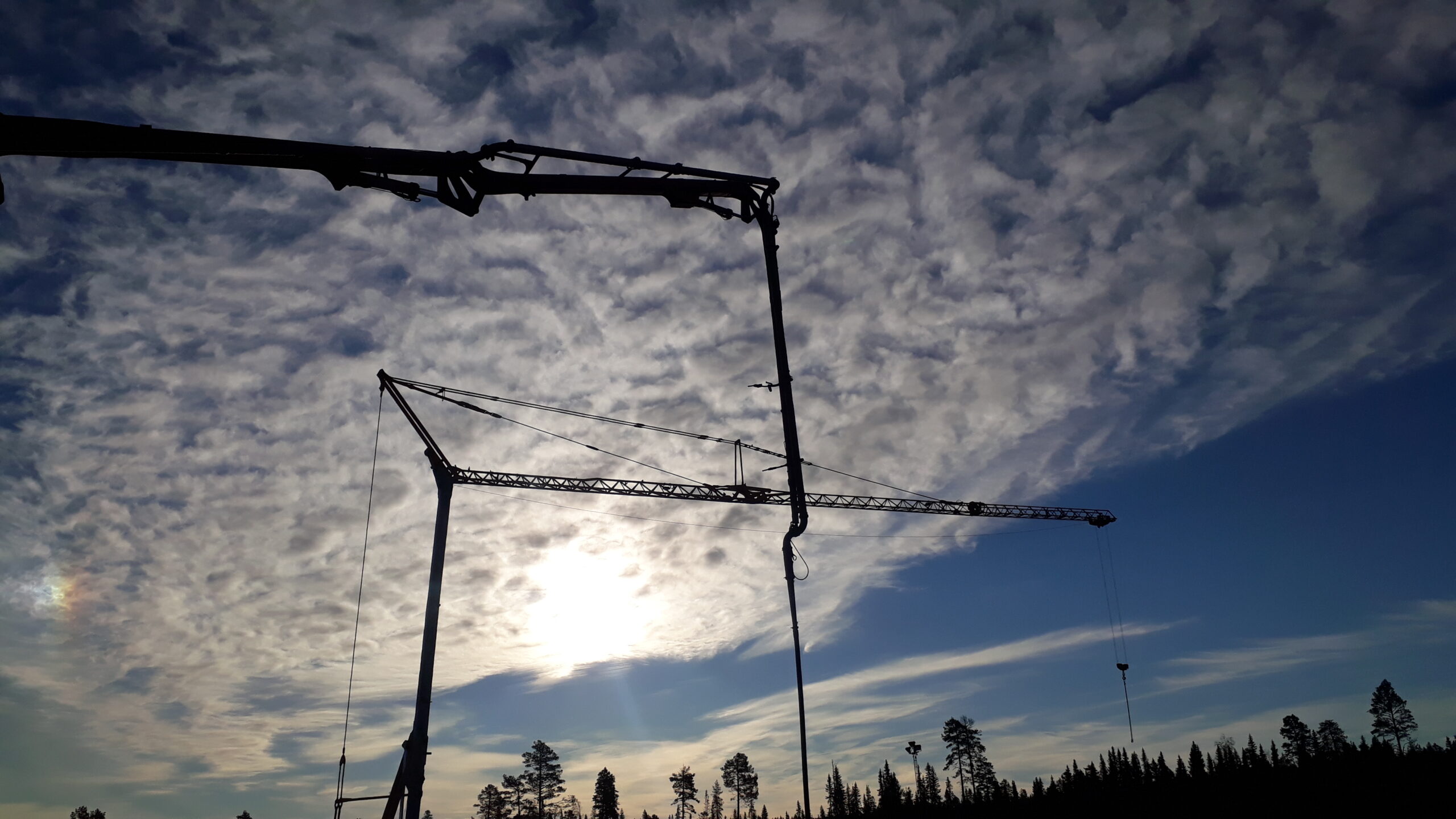 Arbetsmiljö på byggen kräver mer än rutiner på papper. Verklig säkerhet vid bygghissar kan rädda liv.