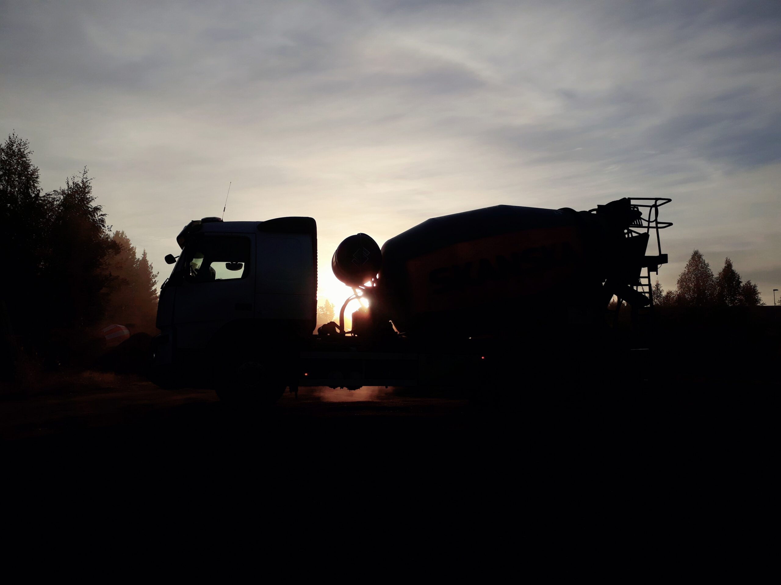 Betongpump, byggbransch och säkerhet: en arbetsdag med stopp, extrajobb och rå betong vid Wennergren Center.
