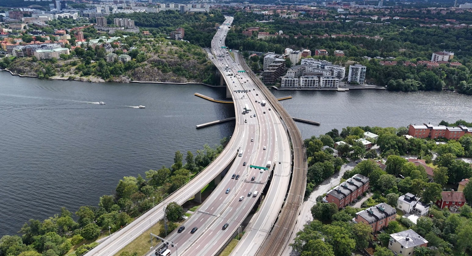 60 år med Essingeleden: sprucken betong, armeringskorrosion och miljardviktigt underhåll som förlänger broarnas livslängd.