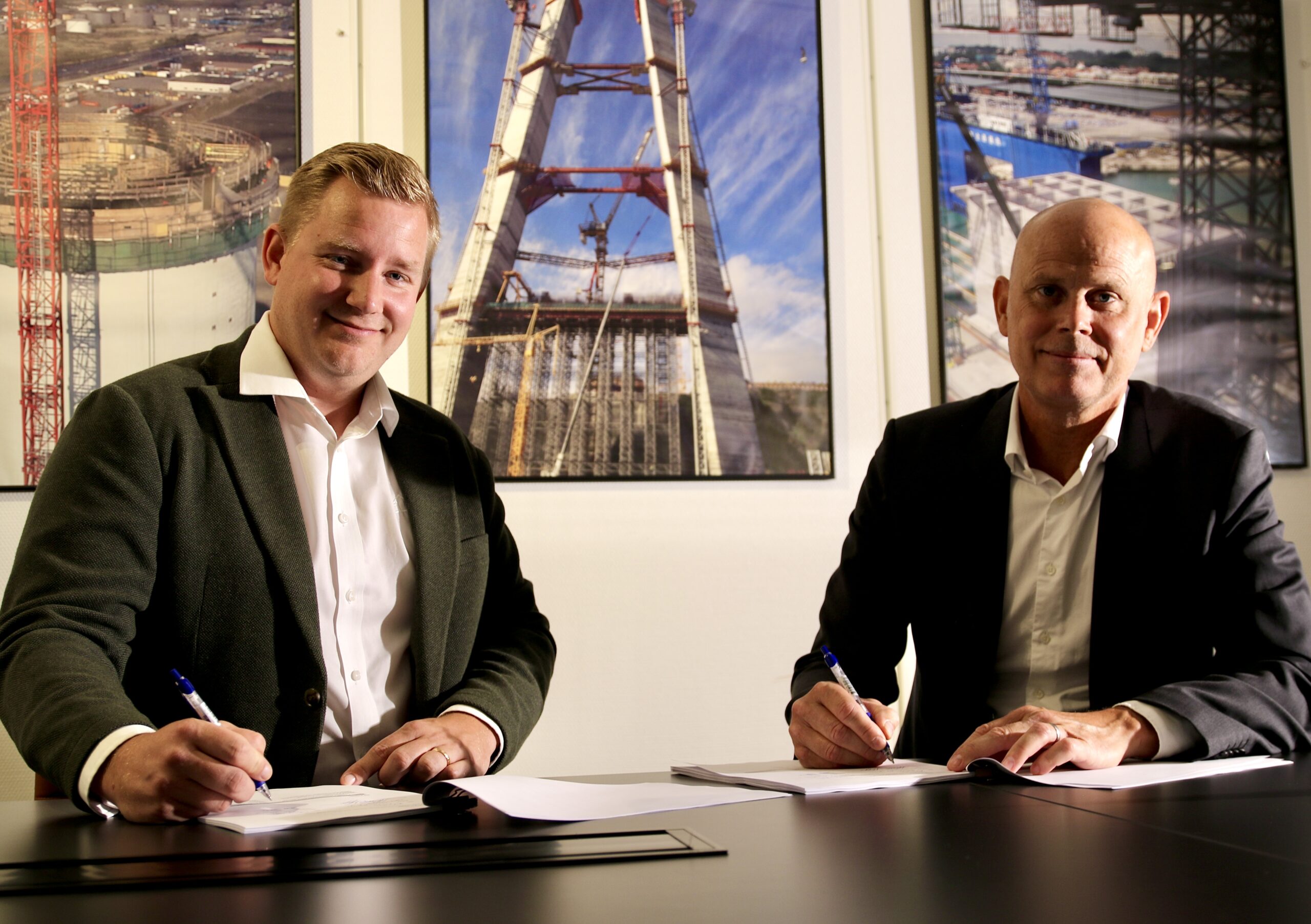 Mathias Karlsson, vd för Clausen & Lovén, och Henrik Magnusson, vd för Bygging-Uddemann, i samband med att samarbetsavtalet undertecknades onsdagen den 12 augusti. (Foto: Clausen & Lovén)