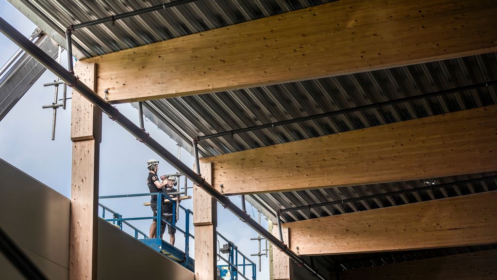 Kritik mot Svenskt Träs klimatkalkylator: betongens klimatdata ifrågasätts när limträ, betong och stål jämförs.