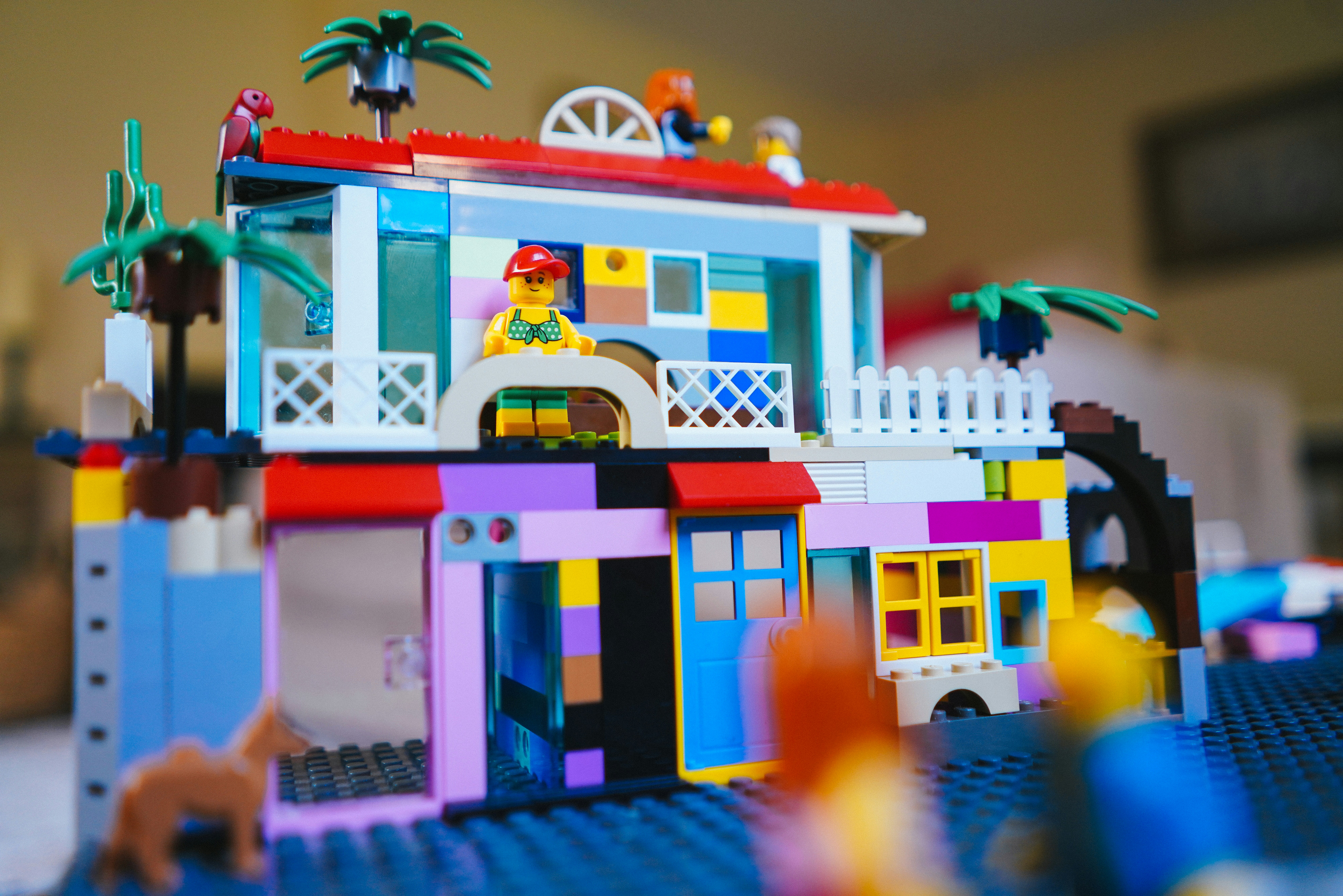 Bostadsbrist mäts gärna i det som saknas. Men en del av svaret kan redan stå byggt. (Foto: Unsplash)