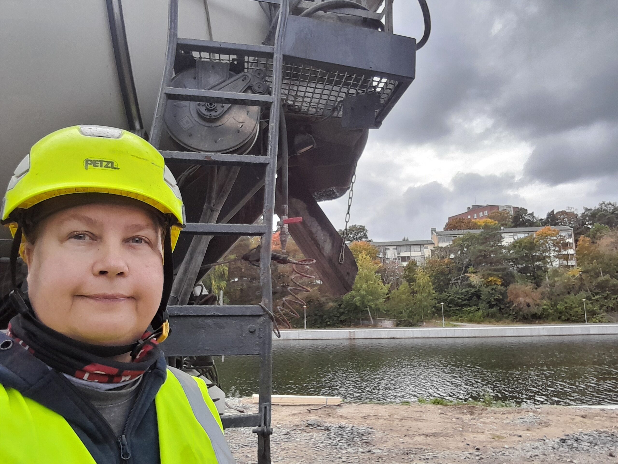 Effektiv kantstensgjutning med rätt betong och smart lossning ger snabbare arbete, mindre spill och bättre resultat för kunden.