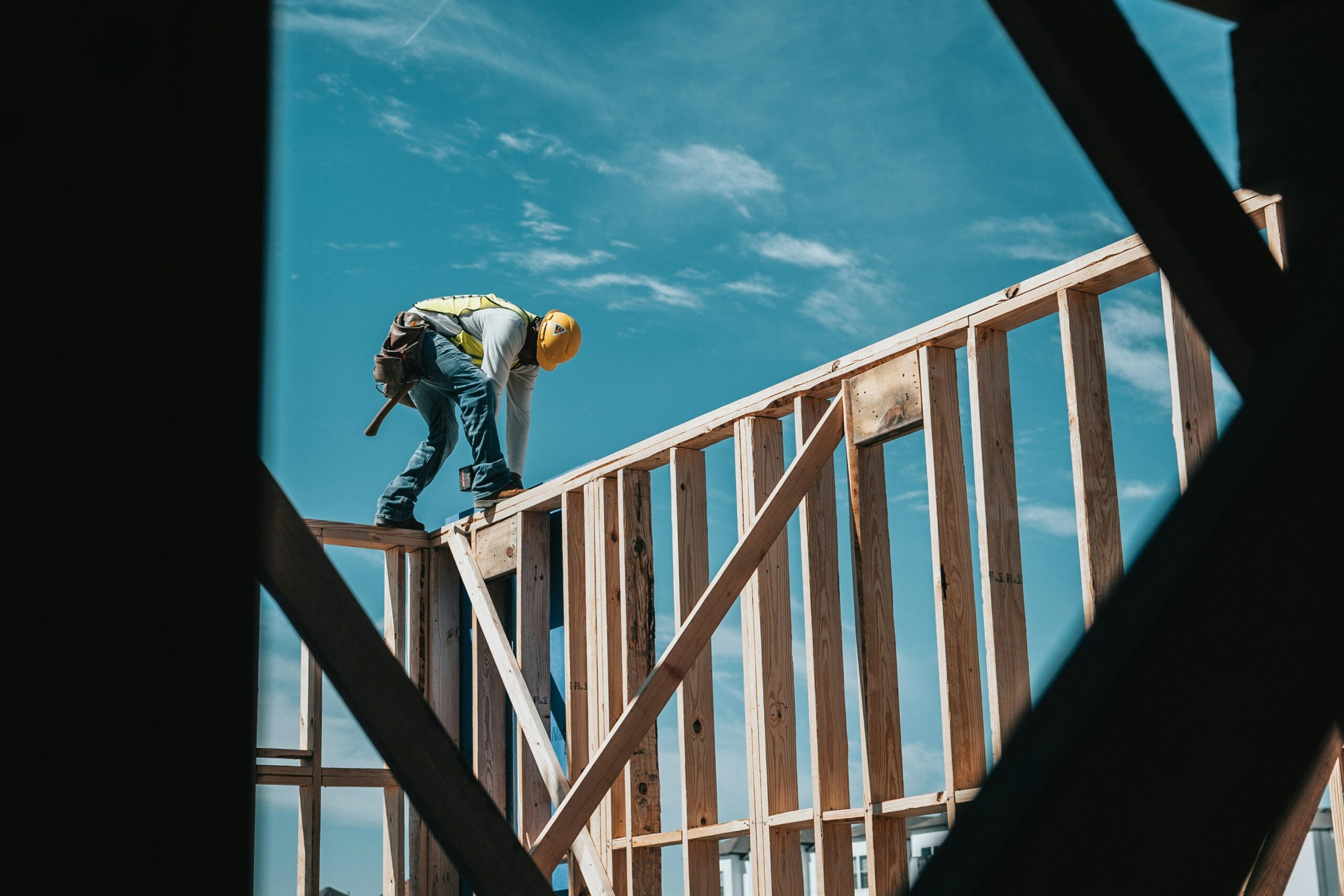 Fler återbrukar, men färre tror på klimatmålet i byggsektorn. Men tänk om teamwork och nya initiativ kan göra klimatnyttan lättare att mäta, jämföra och följa upp? (Foto: Unsplash)
