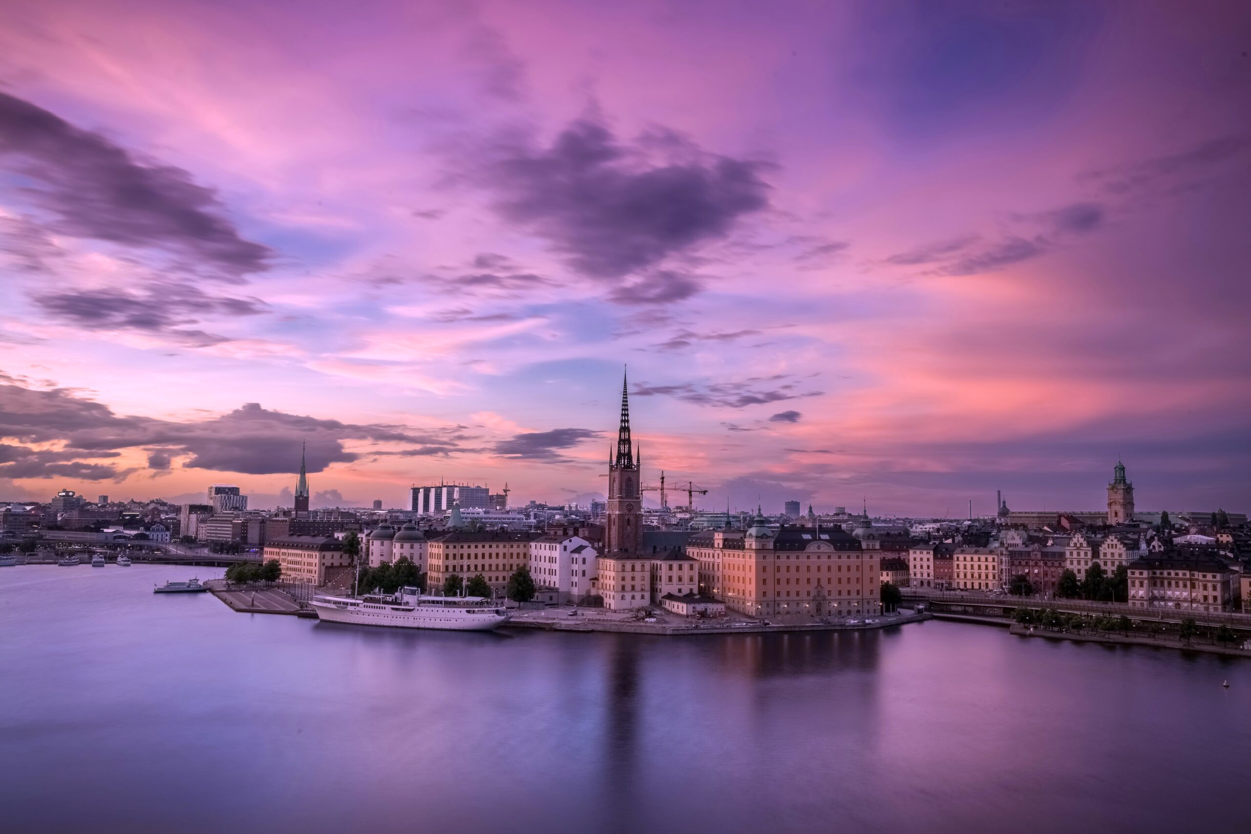 Sverige vaknar till ett jämnt och ännu oavgjort val. Medan röster återstår att räkna lyfter byggbranschens företrädare sina förväntningar på nästa regering. (Foto: Unsplash)