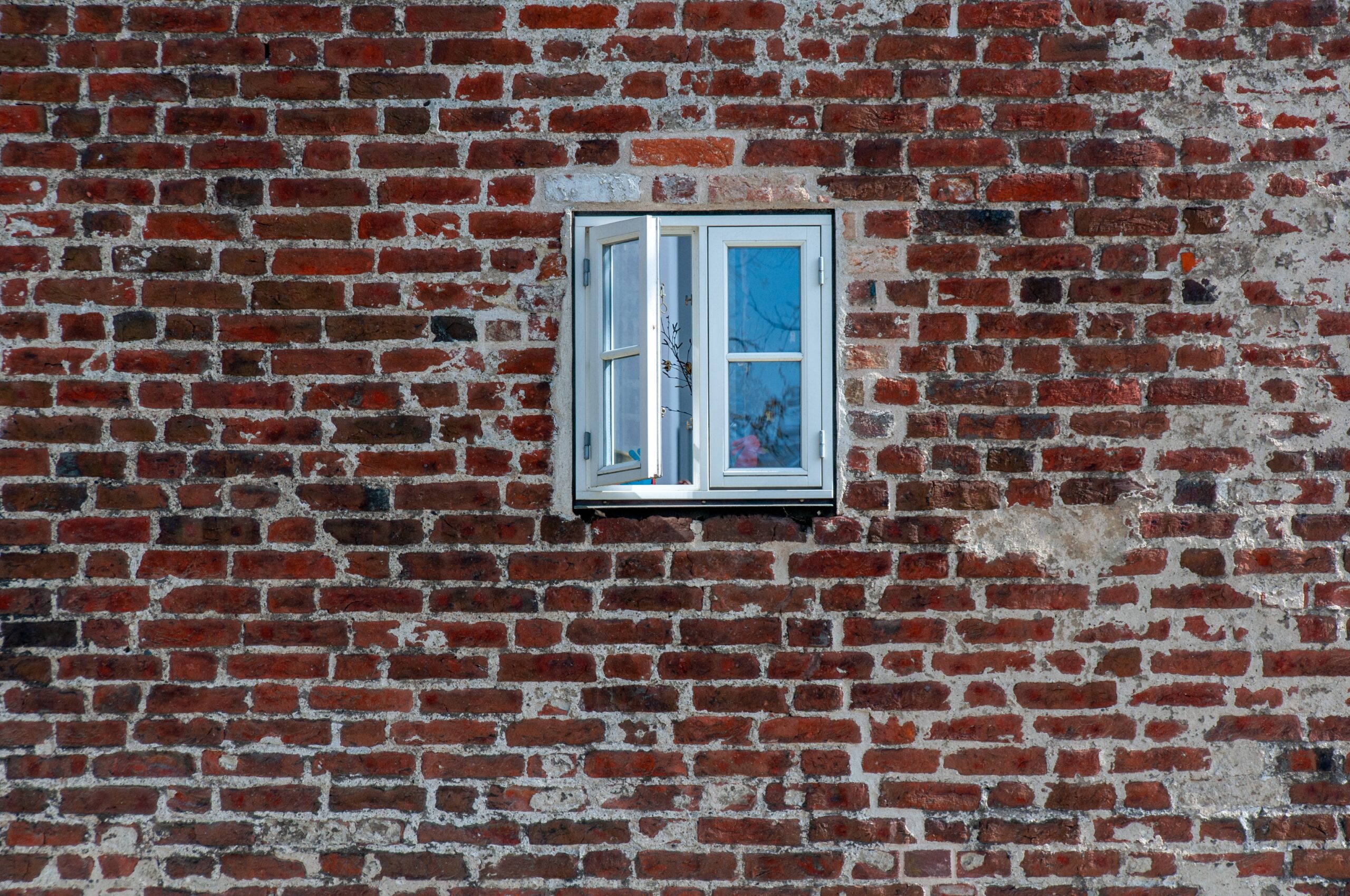 När är det egentligen dags att foga om en tegelvägg? En ny studie visar att tegelväggens fogar som regel står sig i decennier innan omfogning behövs. (Foto: Pixabay)