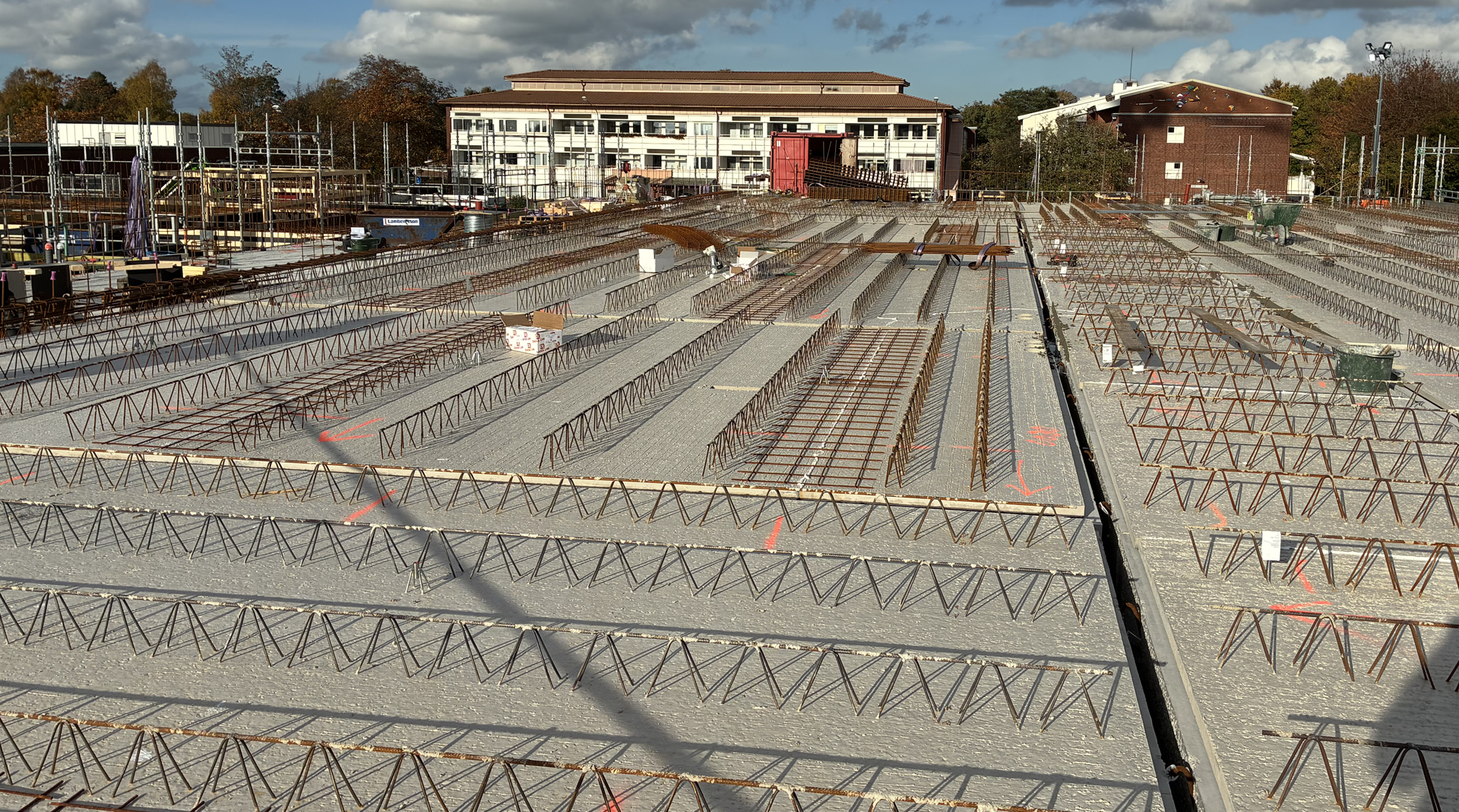 Byggelement levererar tre meter breda plattbärlag i ECO60 till Bilkåristen i Helsingborg, där Peab bygger vårdboende och vårdcentral.