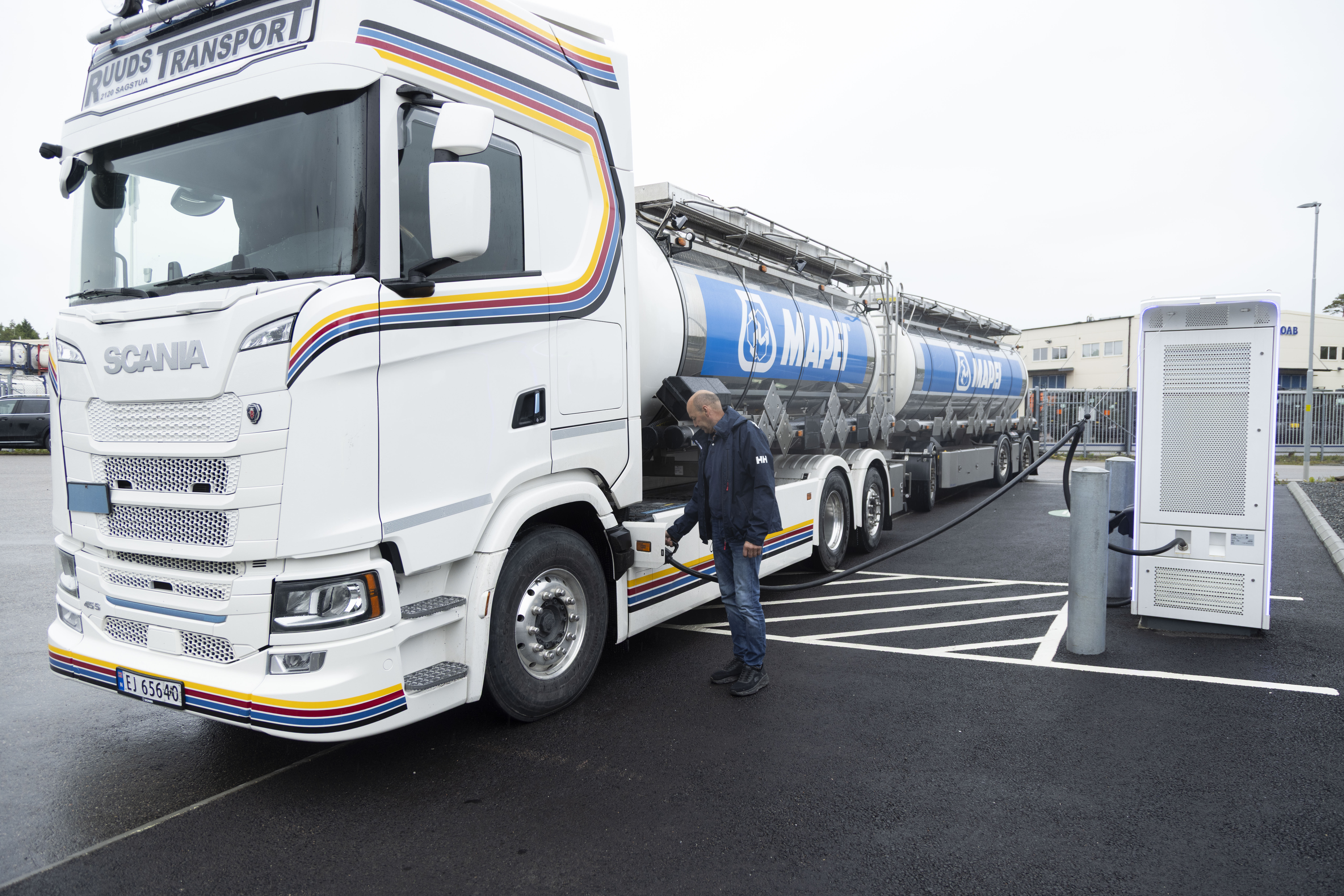 Mapei börjar köra eldrivna lastbilar till Sverige och minskar utsläppen med cirka 800 kilo koldioxid per transport.