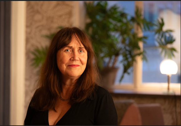 – Det verkar så tekniskt med klimatfrågan, men det är ju mycket känslor inblandade, säger Charlotte Henschel, psykolog och aktuell med en bok om klimatledarskap. (Foto: Ola Kjelbye)