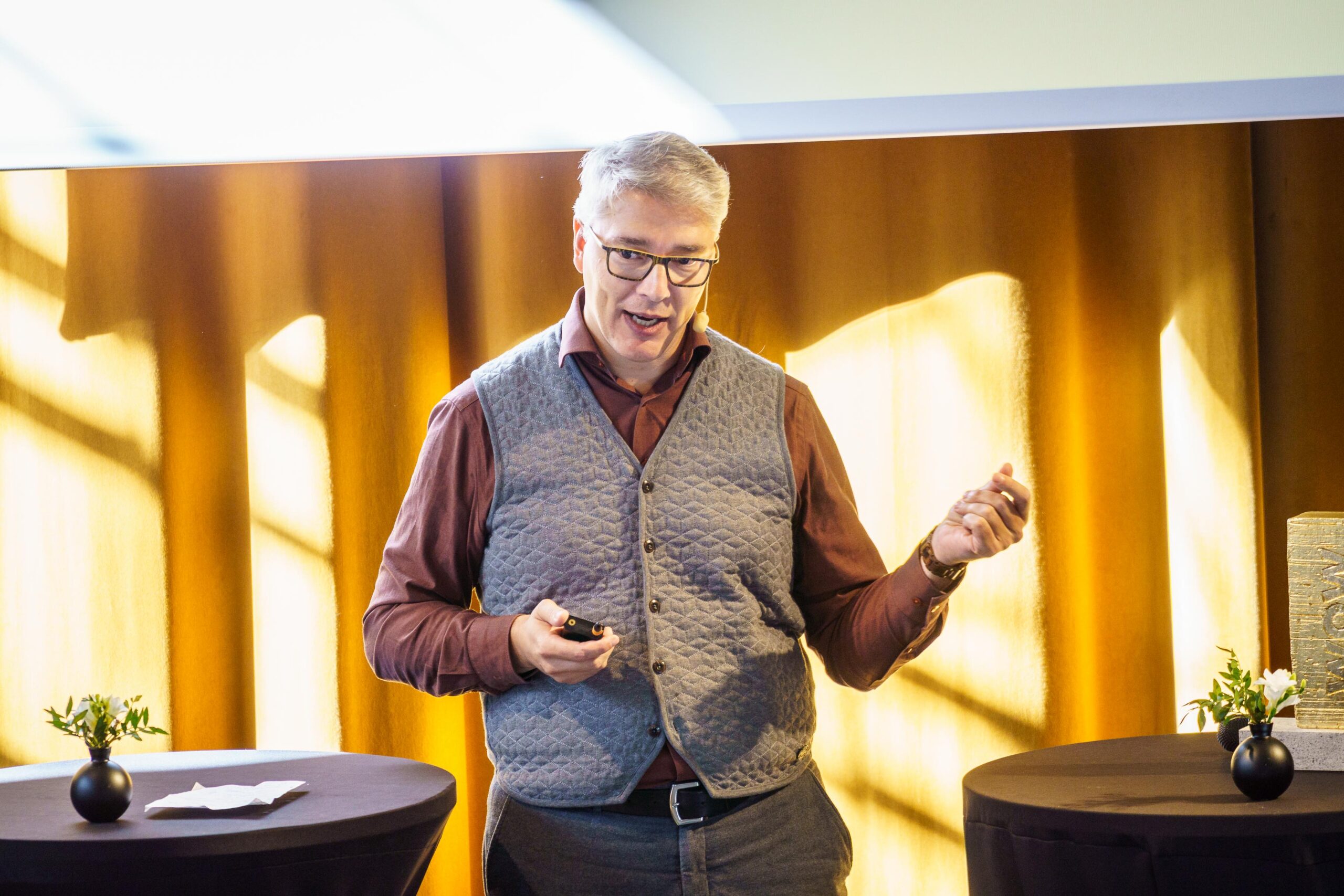 Dennis Kerkhof, projektledare på Helsingborgs stad, här i full färd med att presentera nästa steg i stadens klimatarbete under Framtidsdagen den 23 september. (Foto: Boel Ferm)