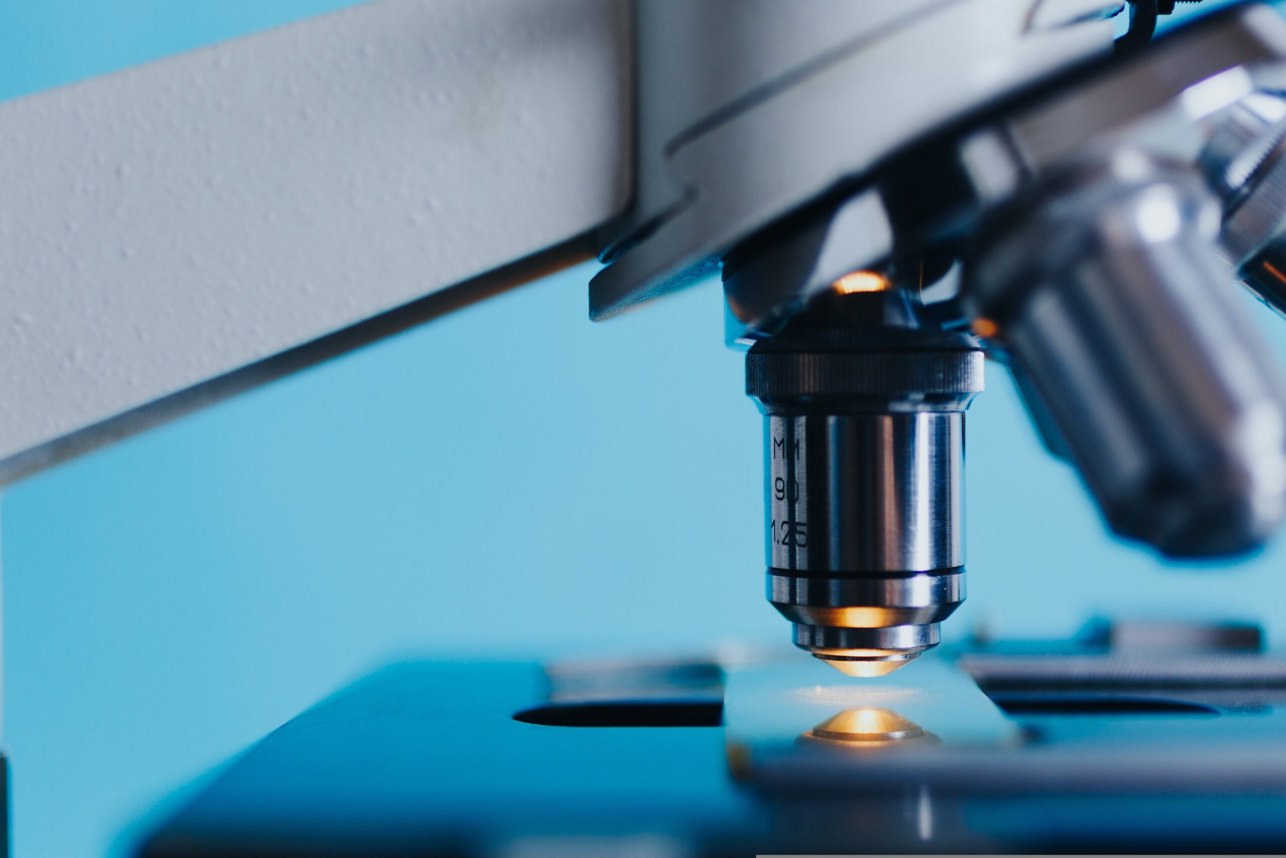 Från mikroskop till industriell produktion. Enligt IVA har Sverige goda förutsättningar att utveckla nästa generations biobaserade material, men steget från forskning till fabrik är fortfarande en utmaning. (Foto: Pixabay)